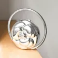 Silberne metallicfarbene Kamelienblüten geprägte harte Abendtasche mit großem Rundgriff. - Silber