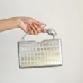 Detailaufnahme der silbernen metallischen Krokodilmuster Clutch mit tollem Metall-Tulpen-Griff. - L / Silber