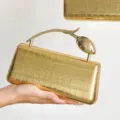 Goldene metallische Kroko-Textur Clutch Tasche mit einzigartigem Tulpen-Metallgriff für Partys. - S / Gold