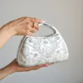 Borsa da sera ricamata stile cinese con fiori di perline e manico in metallo elegante. - Argento