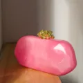 Rosa Kunstharz Abendtasche mit goldenem Korallenverschluss Detail für elegante Anlässe. - Flüssiges Pfirsich