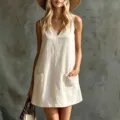 Vue détaillée d'une robe courte chic en lin d'été avec col en V et poches avant pratiques. - S / Blanc Cassé