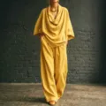 Ensemble deux pièces en lin et coton ample avec haut col cowl et pantalon large. - S / Haut Et Bas / Jaune