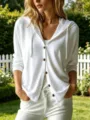 Vue détaillée du cardigan à capuche blanc uni pour femme avec boutons et manches longues. - S / Hauts / Blanc