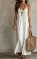 Détail de robe longue bohème blanche à bretelles col V, style de vacances d'été élégant. - S / Blanc