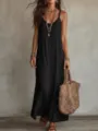 Vue détaillée de la robe longue bohème à col V et bretelles avec un style de vacances chic. - S / Noir