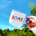 Vista detallada de una linda taza de cerámica blanca con asa azul y diseño de conejito. - 350ml / Pequeño Conejo Taza Conmemorativa 2023
