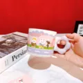 Vue détaillée de la tasse en céramique avec motif lapin mignon et poignée en fleur. - 320ml / Bus Lapin Violet