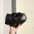 Schwarze Leder Kordelzug Beuteltasche mit Kreuzriemen Design, weiche Plissee Umhängetasche. - Schwarz