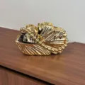 Goldene metallische Muschel-Clutch mit Perlenhenkel, luxuriöse Vintage-Abendtasche für Damen. - Mit Perlenkette / Gold