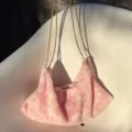 Rosa flauschige Plüsch Umhängetasche mit eleganten Goldketten weiche Kunstpelz Handtasche. - Rosa