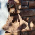 Flauschige Kunstpelz Umhängetasche mit goldener Kette, stilvolle Handtasche für den Winter. - Dunkelbraun