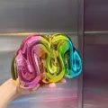 Detailansicht der kreativen irisierenden metallischen Acryl Abendtasche mit einzigartigem Design. - bunt