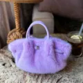 Detailansicht der lila Plüschhandtasche, flauschige Wintertasche mit Metallverschluss, weich. - Lila
