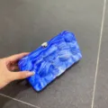 Blauer Marmor Acryl Clutch Tasche Detail, stilvolle harte Abendtasche für Damen. - Fluid Blau
