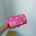 Metallische rosa Clutch Tasche mit erhabenen goldenen Punkten, stilvolle Abendtasche. - Rosa