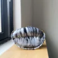 Elegante Acryl-Muschel-Abendtasche mit Perlenketten-Gurt für stilvolle Bankett-Events und Partys. - Grau