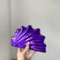 Vista dettagliata della borsa pochette a conchiglia in acrilico viola, borsa da sera. - Viola Galvanizzato
