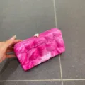Rosa Marmor Acryl Box Clutch Tasche Detail, stilvolles gestepptes Design, elegante Tasche. - Fluid Rosarot