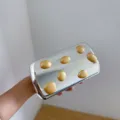 Metallic-silberne Clutch mit goldenen Kieselsteinen, modernes Design für Abendpartys. - Silber