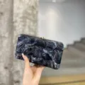 Acryl Box Clutch Abendtasche mit marmoriertem Steppmuster und Metallverschluss für Damen. - Fluid Schwarz