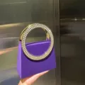 Lila Samt Abendtasche mit funkelndem Strass-Rundgriff für elegante und stilvolle Anlässe. - Lila