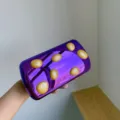 Metallische violette Abendtasche mit erhabenen gelben Punkten, modisches Detail - Lila