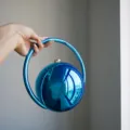 Blau elektroplierte kugelförmige Abendtasche mit großem Ringgriff, moderne minimalistische Tasche. - Metallisch Königsblau