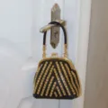 Schwarze und goldene Strass Abendtasche, Luxus Kristall Clutch Handtasche mit Metallrahmen. - Schwarz