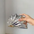 Dettaglio pochette rigida in acrilico conchiglia argento, texture borsa da sera. - Placcatura in argento