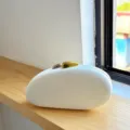 Weißes mattiertes unregelmäßiges Muschel Acryl Abendtasche, modisches minimalistisches Design. - Weiß