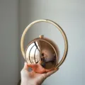 Detailansicht der kugelförmigen Abendtasche aus Metall mit modernem runden Metallgriff. - Galvanisiertes Roségold