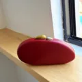 Roter mattierter Acryl Oval Clutch Handtasche minimalistisches Design elegante Abendtasche. - Rot