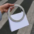 Weißes Abendhandtäschchen mit Strass-Ringgriff, elegante glitzernde kleine Damentasche. - Weiß