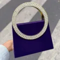 Französische glitzernde Strass-Rundgriff-Abendtasche, elegante minimalistische Handtasche. - Dunkellila