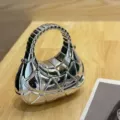 Silberne metallische Mondsichel Handtasche Detail, einzigartige geometrische Tasche Verarbeitung. - Silber