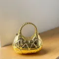 Goldene Acryl Mondsichel Handtasche mit unregelmäßigen geometrischen Linien - Gold
