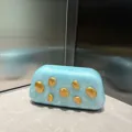 Acryl Abendtasche Clutch mit blauer Marmor Textur und goldenen unregelmässigen Steinen. - Hellblau