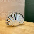 Silberne Metallic Muschel Form Abendtasche Detailansicht, modernes minimalistisches Accessoire. - Silber