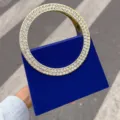 Blaue Samt Abendhandtasche mit funkelndem Strass rundem Metallgriff fuer elegante Frauen. - Blau