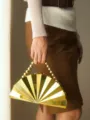 Goldene fächerförmige Plissee Clutch Tasche mit Perlen Griff für elegante Abend Partys. - Gold mit Perlenkette
