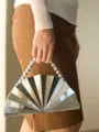 Silberne metallische Fächer-Clutch mit Perlen-Griff, einzigartige geometrische Abendtasche - Silber mit Perlenkette