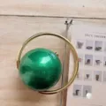 Grüne Marmor Kugel Abendtasche mit luxuriösem galvanisierten Goldring Griff für elegante Partys. - Marmor Dunkelgrün