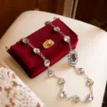 Elegante Samt-Abendtasche mit Strasskette und luxuriöser Kristall-Viereckschnalle. - Dunkelrot