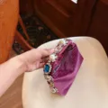 Bolso de mano de noche de terciopelo de lujo con perlas y pedrería, elegante bolso cartera tipo sobre. - Fucsia