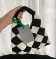 Nahaufnahme der schwarz-weißen karo-gehäkelten Handtasche mit stilvollem Tragegriff. - Mit Etikett / Schwarz Weiß