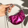 Mini borsa a mano rosa metallizzata arricciata con manico ad anello in strass di cristallo. - Rosa fucsia neon