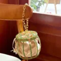 Elegante Metall-Abendtasche mit grünen Strasssteinen und weichem Samtbeutel für Partys. - Hellgrün