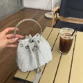 Elegante Perlen-Strass-Eimer Tasche mit Metallgriff und modischem Kordelzug für Damen. - Silber