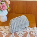 Detailansicht einer glitzernden Strass-Abendtasche mit funkelnden silbernen Akzenten. - Silber